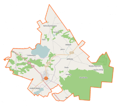 Mapa konturowa gminy Knyszyn, blisko centrum na lewo znajduje się owalna plamka nieco zaostrzona i wystająca na lewo w swoim dolnym rogu z opisem „Jezioro Zygmunta Augusta”