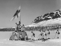 Finse militairen planten op 27-4-1945 de vlag op het drielandenpunt Finland-Noorwegen-Zweden.