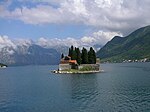 Klosterinsel Sveti Đorđe vor der Bergszenerie des Orjen