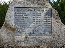 Nachträglich wurde auf dem hinteren Teil des Friedhofs ein Gedenkstein für die Opfer des letzten beiden Tage des 2. Weltkrieges in Staupitz aufgestellt.