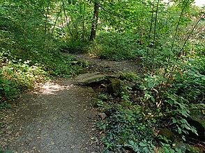 Ein steinerner Steg führt über den Weinbach
