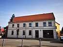 Gasthof „Deutsches Haus“, bestehend aus Hauptgebäude, Saalbau, Einfriedung, Nebengebäude mit Wohnung und Wirtschaftsgebäude