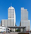 Nördlicher Eingang des Tunnelbahnhofs, dahinter links Beisheim-Center, rechts Delbrück-Hochhaus jetzt P5