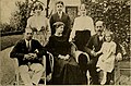 Η βασιλική οικογένεια κατά την διάρκεια της εξορίας της (1919), στην Ελβετία: καθιστοί, ο Γεώργιος (29 ετών), η Σοφία (49 ετών), ο Κωνσταντίνος (51 ετών) και η Αικατερίνη (6). Όρθιοι: η Ελένη (23), ο Παύλος (18) και η Ειρήνη (15).