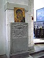 Grabplatte im Kirchenschiff