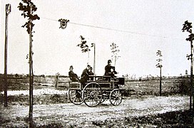 Das Elektromote von 1882 gilt mit seiner zweipoligen Ober­leitung als Urahn des Oberleitungs­busses