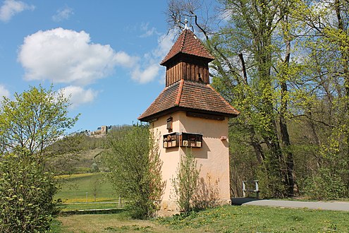 Burg vom Ortseingang Drackendorf aus gesehen, Blick aus südöstlicher Richtung