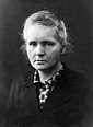 schwarz-weißes Portraitfoto von Marie Curie mit ergrauten hochgebundenen Haaren