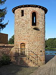 Restaurierter Turm am Main