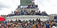 Demonstration gegen die Rentenreform 2023 in Paris. Die Demonstranten haben die Julisäule besetzt.