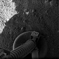 Mars'a inişten kısa süre sonra Phoenix'in ilk geçtiği görüntülerden biri aracın ayağını gösteriyor