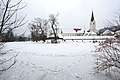 Winterliche Stiftskirche mit zugefrorenem Stiftsteich