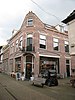 Blokvormig huis van twee bouwlagen (woon-winkelwoonhuis)