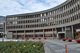 Facade of Y-block towards Regjeringsparken and Høyblokken, with main entrance