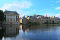 Nationales Regierungs- zentrum (r), Kunstmuseum Mauritshuis (l)