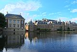 Den Haag: het Binnenhof met op de voorgrond de Hofvijver