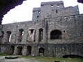 Blick aus dem (zerstörten) Rittersaal in die Burg