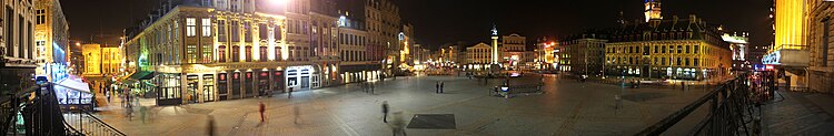 Panorama van de place du Général de Gaulle, het centrale plein van de stad