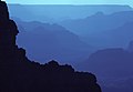Mavi saatte Büyük Kanyon'un güney kenarı (Ağustos 1988). (Mavi saatte çekilen fotoğraflardaki bu görüntü rayleigh saçılımı'nın etkisinden kaynaklanmaktadır.)