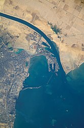 Satellitenansicht des Hafens, der Stadt und des südlichen Endpunktes des Suezkanals, der durch Ägypten verläuft und in der Nähe von Port Said ins Mittelmeer mündet. (Oben ist Nordost).