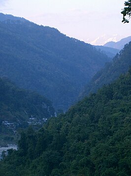 De Siwaliks bij Kalimpong in West Bengal (India). In de achtergrond zijn besneeuwde toppen van de Himalaya te zien.