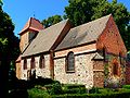 Kirche mit Friedhof, Taufstein und Kriegerdenkmal