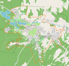 Mapa konturowa Krasnobrodu, po prawej znajduje się punkt z opisem „Parafia Nawiedzenia Najświętszej Maryi Panny”