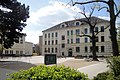 Blick auf den Schulhof und das Gebäude der Grundschule in Leipzig-Holzhausen