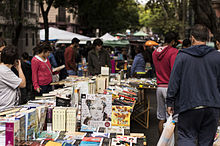 Ein Flohmarkt auf einer belebten Straße