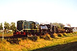 Diesellocomotief 451 van de MBS tijdens een foto-/filmdag, ter hoogte van De Wijzend in Nibbixwoud. Op deze plek is in 2000 het viaduct over de spoorlijn gebouwd. 13 juli 1996. Foto: Rob Veninga.