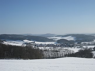 Der Misseröder Kalkrücken südlich von Rüstungen (links die Siebertsburg und Wolkenberg, Mitte der Thomaskopf und Ziegenberg, rechts der Sickeröder Berg und im Hintergrund der Hülfensberg)