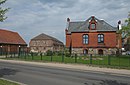 Burghof, bestehend aus Wirtschaftshof mit Inspektorenhaus, fünf Wirtschaftsgebäuden, Brennerei und Hofpflasterung