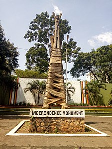 Das Independence Monument in Kampala zeigt eine Mutter, die ihr Kind in die Höhe hebt. Es ersetzt eine Statue von Georg V. und ist auf Banknoten des Uganda-Schillings abgebildet.