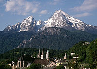 A Watzmann, előterében Berchtesgaden templomtornyai