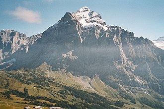 Wetterhorn von Norden, links unterhalb an der Licht-Schatten-Grenze die Grosse Scheidegg