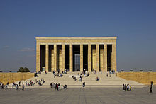 Saldırıların hedefi olarak belirlendiği öne sürülen Anıtkabir (üstte) ile Fatih Camii