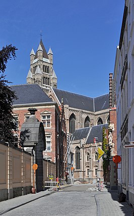 De Heilige-Geeststraat, met links het bisschoppelijk paleis en op de achtergrond de Sint-Salvatorskathedraal.