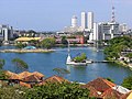 Der Beira Lake mit den WTCC und dem Gebäude der Bank of Ceylon im Hintergrund.