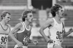 Foto eines EM-Rennens 1974: Ulf Högberg (links) – ausgeschieden als Sechster des vierten Vorlaufs Rolf Gysin (rechts) – ausgeschieden als Fünfter des fünften Vorlaufs