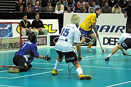 Een floorballwedstrijd tussen Zweden (geel) en Finland (wit)