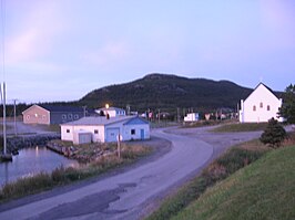 Dorpskern van Fox Harbour met zicht op de katholieke Heilig Hartkerk