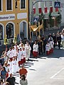 Rote Fenstertücher als Schmuck der Häuser (Moosburg an der Isar, 2005)