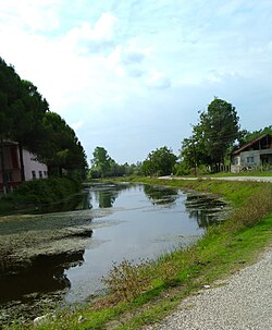 Bir yapay su kanalı ve sağından geçen asfalt yol
