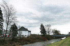 Eisenbahnbrücke. Links ehemalige Schöberl-Villa