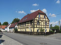 Alte Schmiede, links dahinter das Wohnhaus des Gehöfts Bahnsteg 1