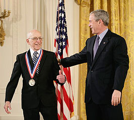 Ralph Baer (links) ontvangt de National Medal of Technology and Innovation van George W. Bush.