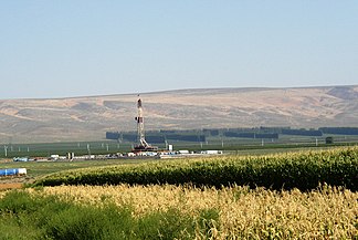 Die Saddle Mountains von Süden im Sommer 2006. In der Bildmitte eine Gasbohranlage.