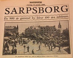 Sarpsborg - en 900 år gammel by feirer 100-årsjubileum. Bilde av Sarpsborg torv med trafikk og torvhandlere.