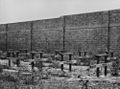 Reste der Essensbänke für die Gefangenen (um 1928) mit Gefängnismauer im Hintergrund