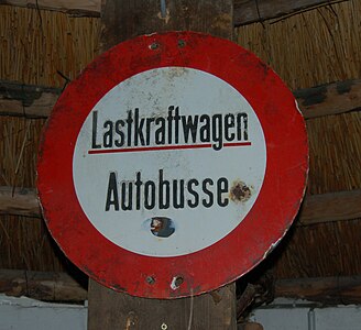 Verbot für Lastkraftwagen und Autobusse